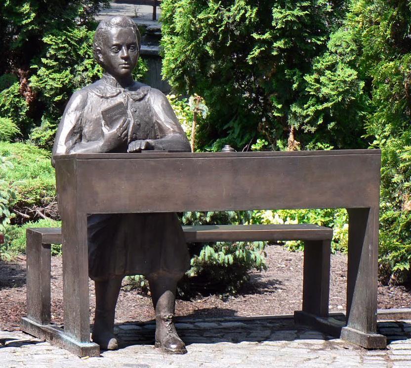 Ławeczka Bronisławy Śmidowiczównej we Wrześni